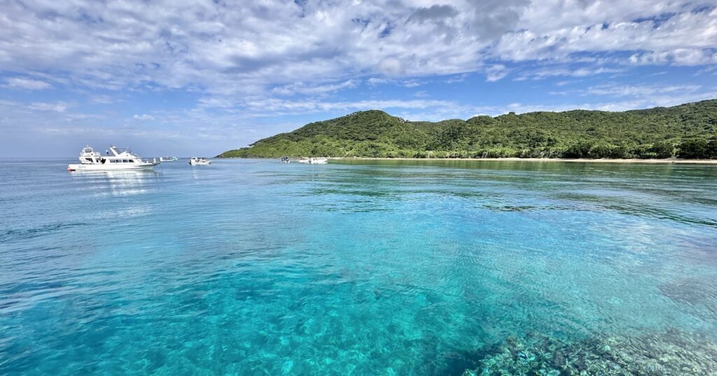 石垣島の透明度の高い海とダイビングボートの風景