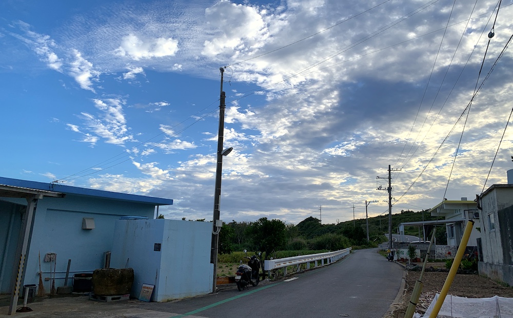 沖縄の雰囲気が漂う粟国島の集落