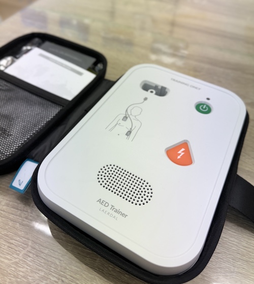 レールダル社製のAEDトレーナー本体の写真。MOANAのEFR講習で使用される実践的なトレーニング用機器。