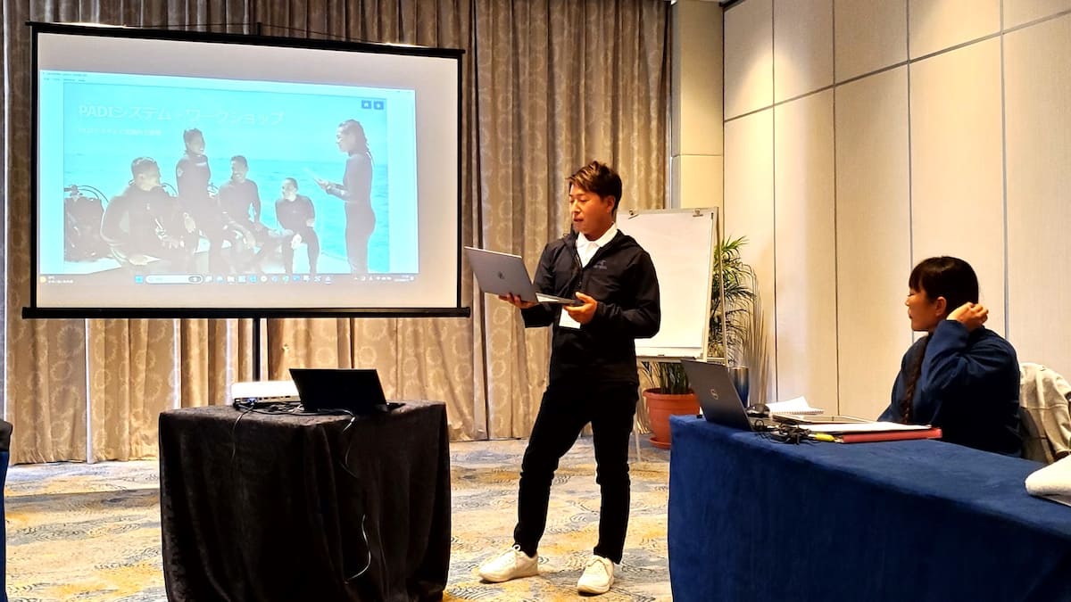 Course Director Training Courseでのプレゼン発表を行う松谷勇