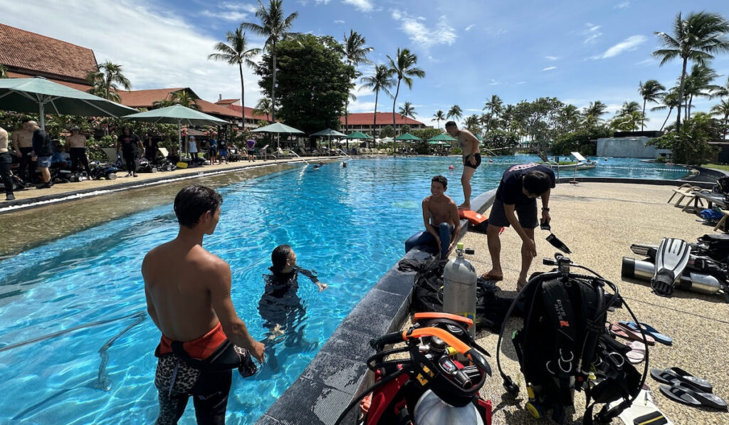 シャングリラホテルのプールで行われたスキル研修
