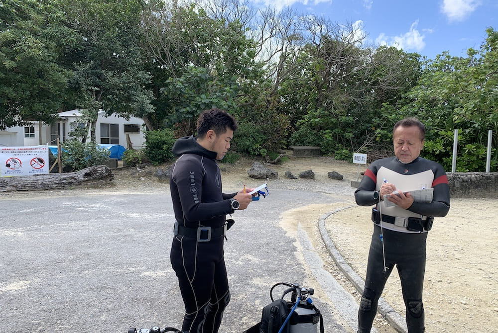 IDCトレーニング中にブリーフィングを行うインストラクター候補生