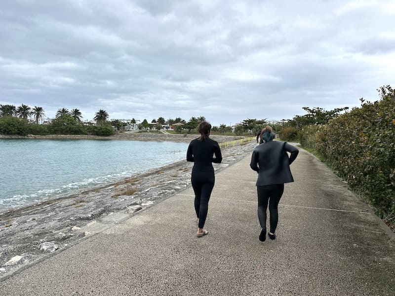 PADIインストラクター試験(IE)合格!【2023年12月那覇うみそら公園】試験会場へ歩く2人