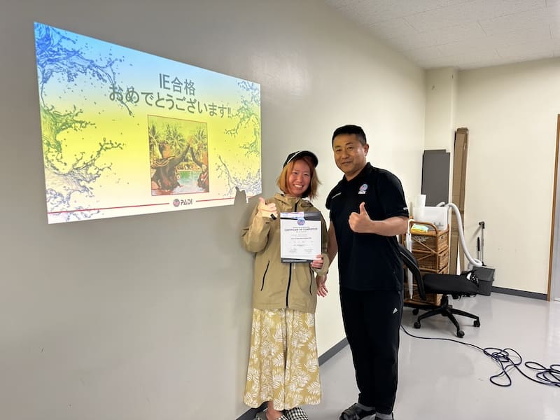 PADIインストラクター試験(IE)合格!【2023年12月那覇うみそら公園】試験官との記念写真
