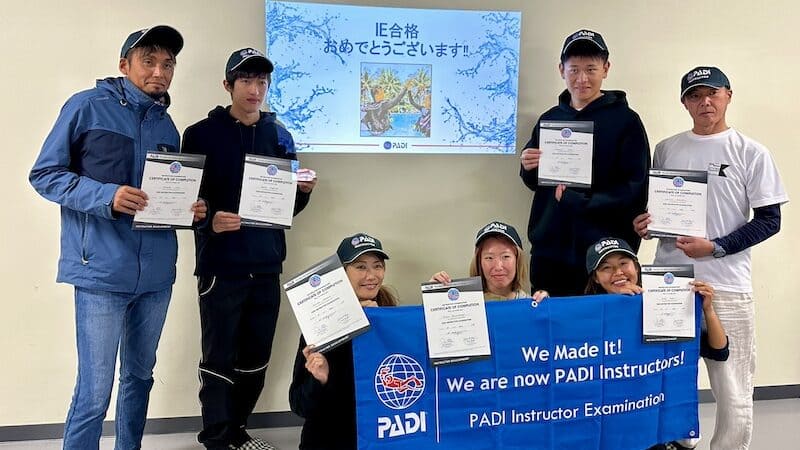 PADIインストラクター試験(IE)合格!【2023年12月那覇うみそら公園】全員の記念撮影