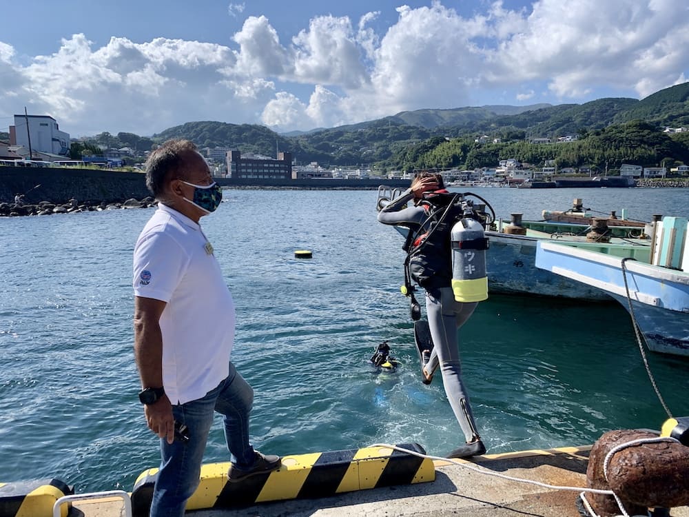 PADIダイビングインストラクター試験に向けて港からエントリーする候補生の様子