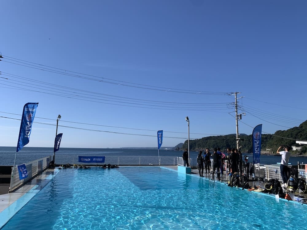 限定水域プールでPADIインストラクター試験のトレーニングを行う候補生たち