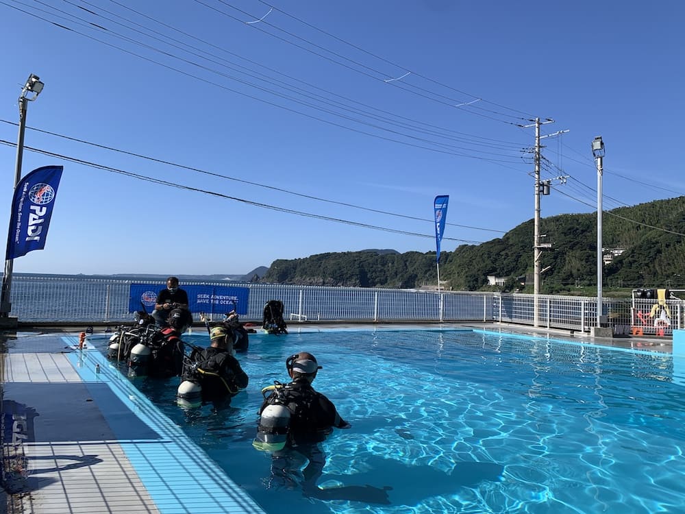 伊豆稲取で実施されたPADIインストラクター試験の限定水域プールと候補生たち