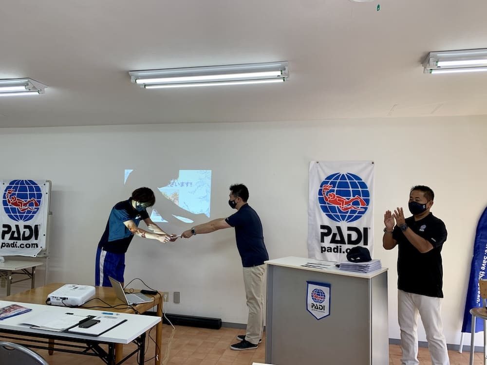 PADIダイビングインストラクター試験合格後の認定式の様子