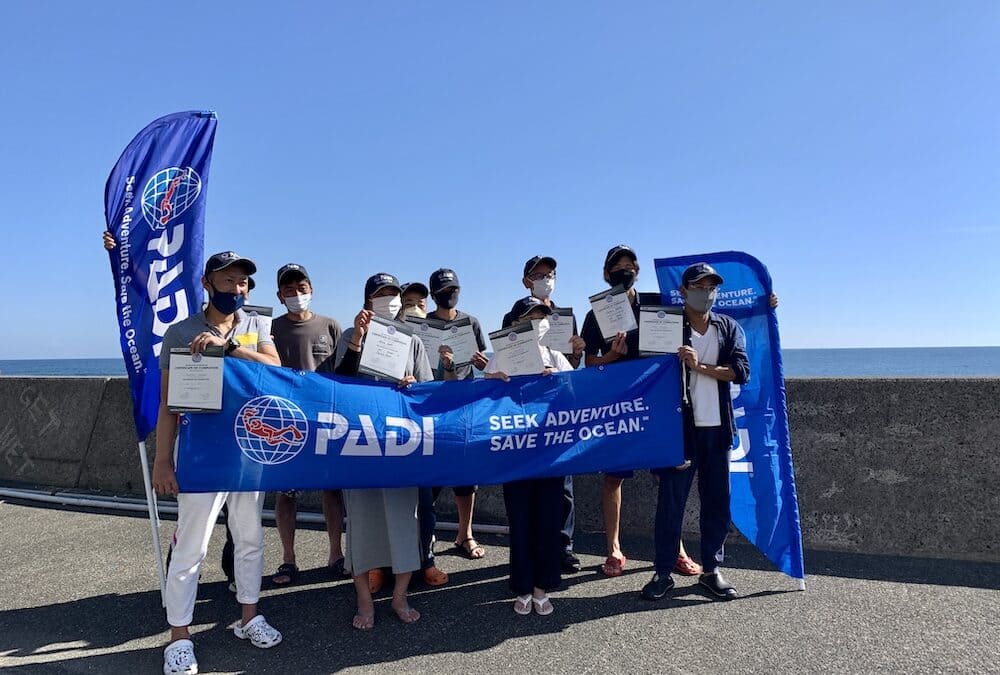 PADIダイビングインストラクター試験に合格した候補生たちの集合写真