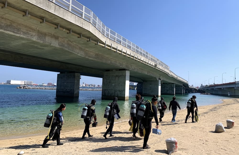 那覇の海でIEに向かうインストラクター候補生