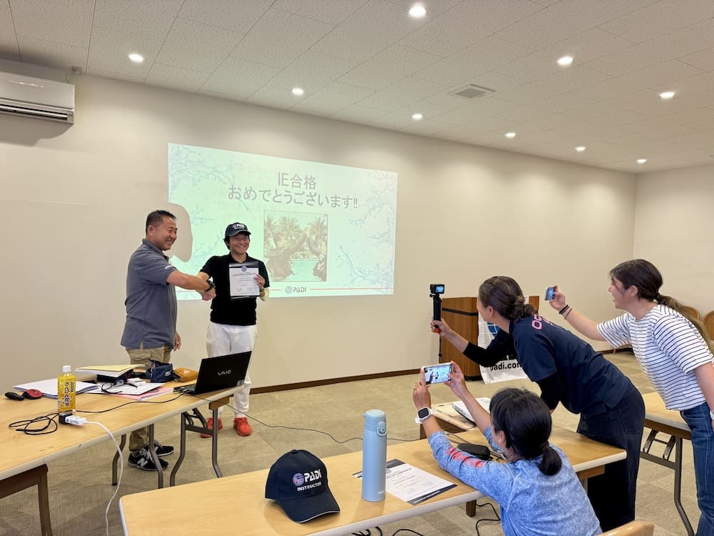 【2025年11月 石垣島】PADIインストラクター試験 合格授与式のアイキャッチ画像