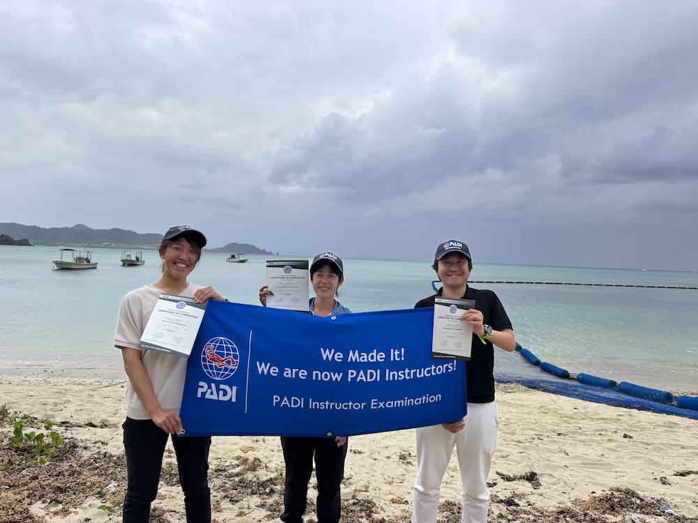 【2025年11月 石垣島】PADIインストラクター試験　合格記念撮影のアイキャッチ画像