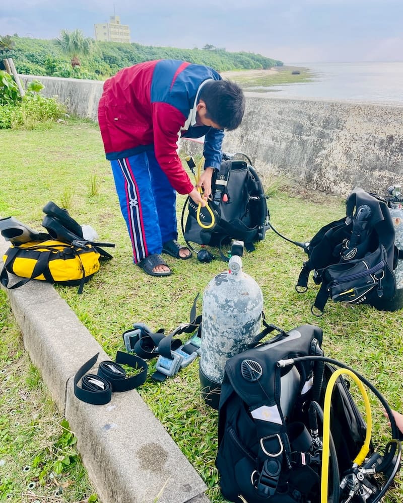 石垣島でダイビングライセンス取得|2026年1月講習レポートの器材セッティングの写真