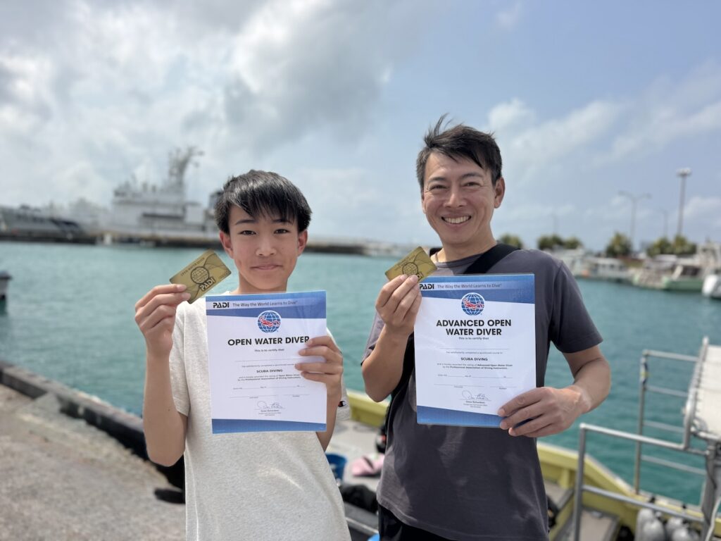 石垣島でダイビングライセンス取得｜2026年3月講習レポートのライセンス合格親子の写真