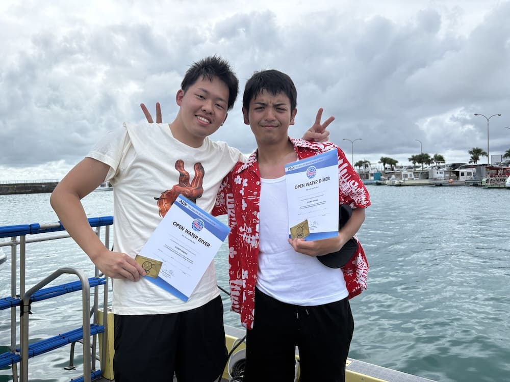 MOANAダイビングカレッジ石垣島でPADIオープンウォーターダイバーを取得した受講生の記念写真