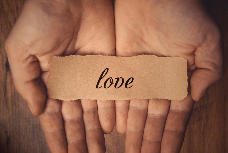 手のひらの中にLOVEの文字
